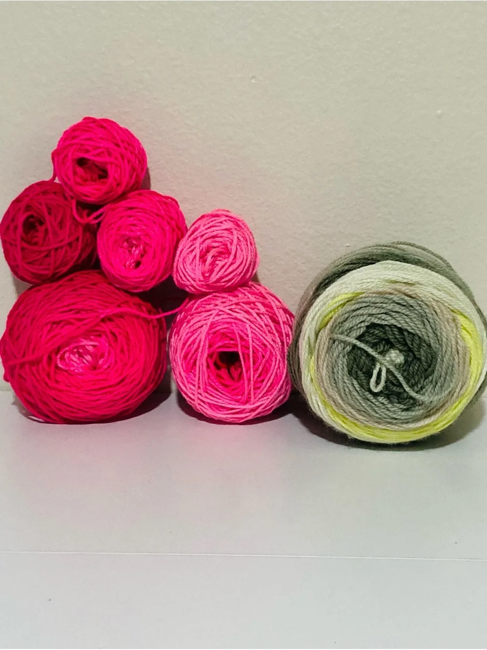 415 g / 14.64 oz Gradient Yarn Cakes Gray to Green & Bright Pink to Red Yarn